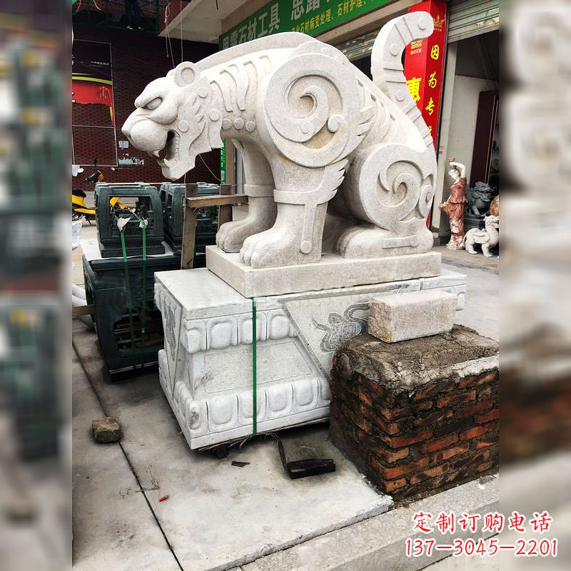 泸州大理石广场大门上的精美豹子雕塑