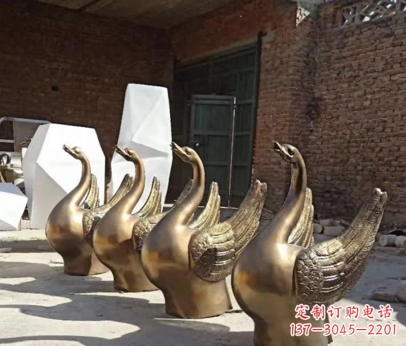 泸州精美的天鹅铜雕