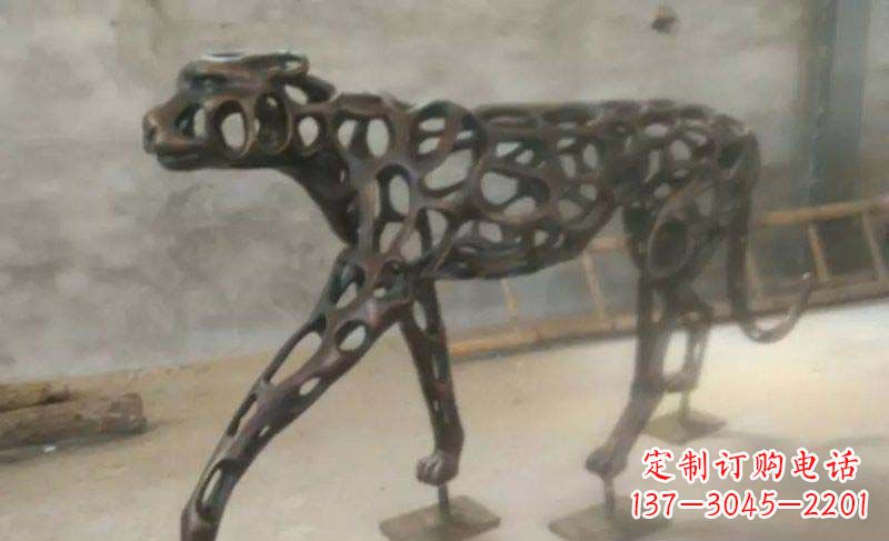 泸州珍贵的豹雕塑——金钱豹公园的标志