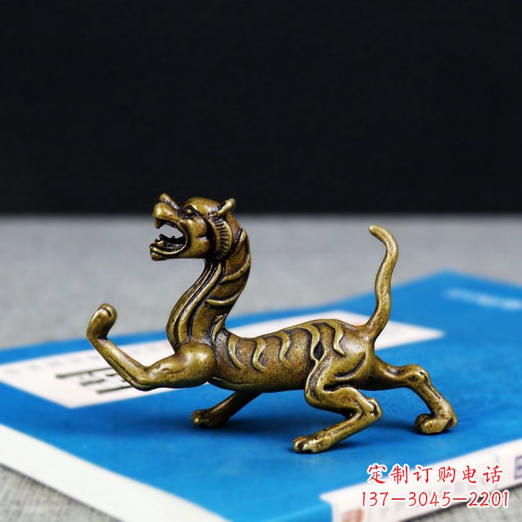 泸州金色纯铜铸造的白虎雕塑