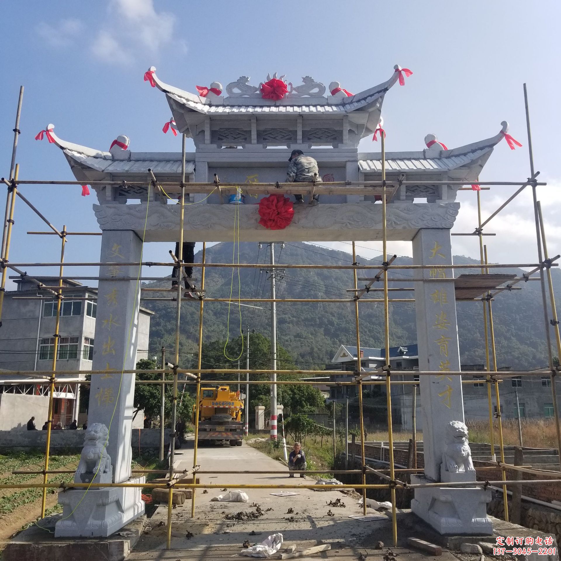 泸州精美的牌坊雕塑,点亮村口