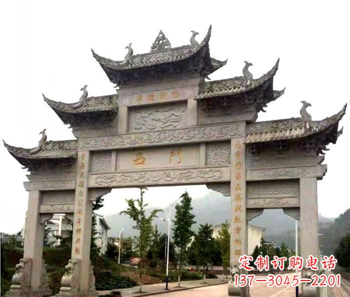 泸州村口三门石雕牌楼