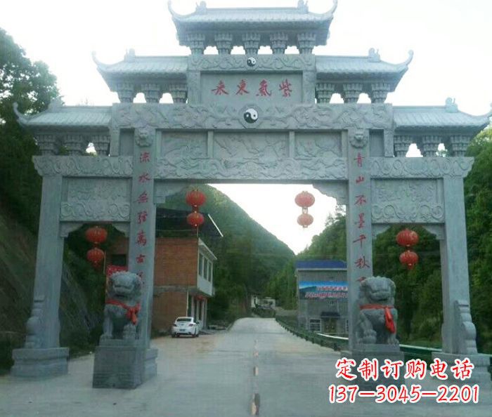 泸州“村口三门石雕牌楼——传承文化的艺术”