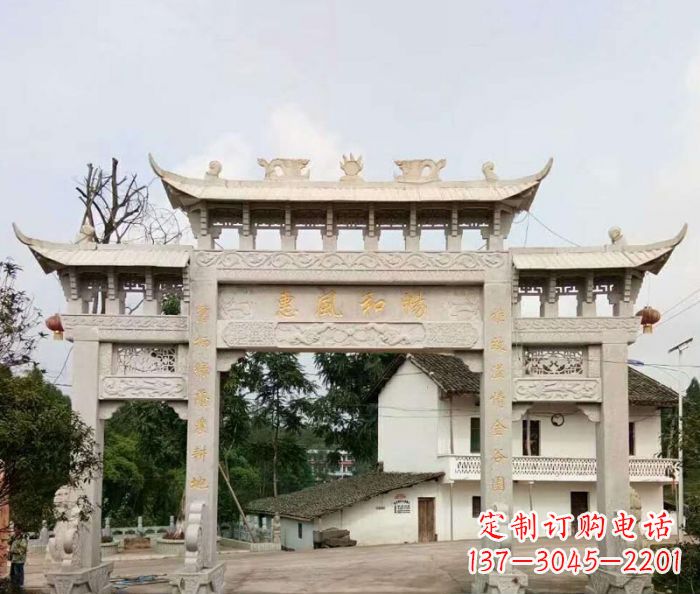 泸州村口三门石雕牌楼精美的雕塑杰作