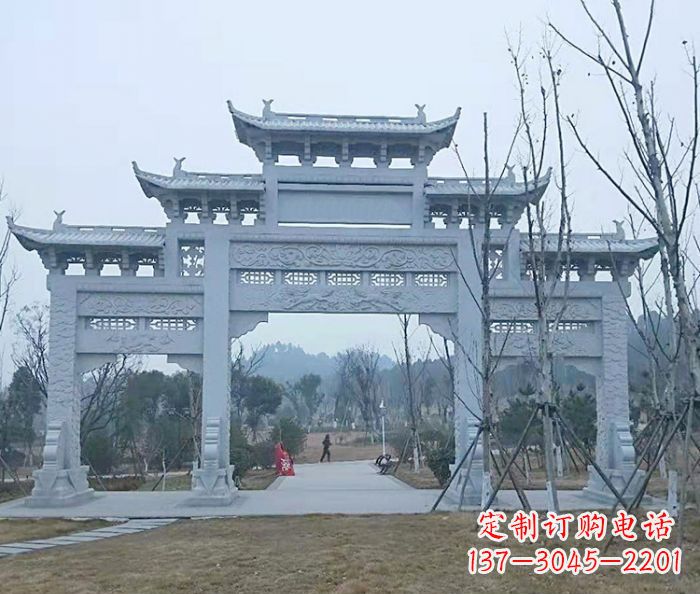 泸州村口三门石雕牌楼古朴华丽