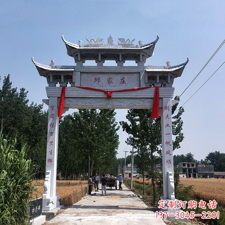 泸州古村落中的石牌坊雕塑