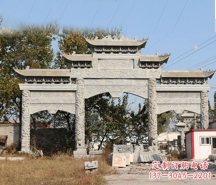泸州村镇门口的石雕牌坊展现精湛工艺