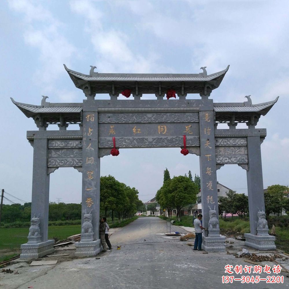 泸州青石三门牌坊雕塑传承中国古典文化