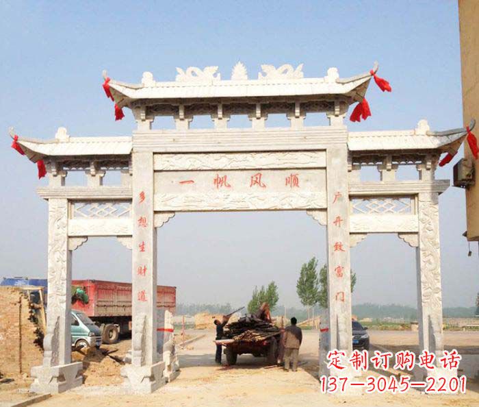 泸州村庄大理石三门牌坊石雕。