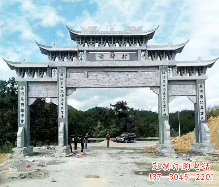 泸州村庄三门石牌坊石雕的内容。