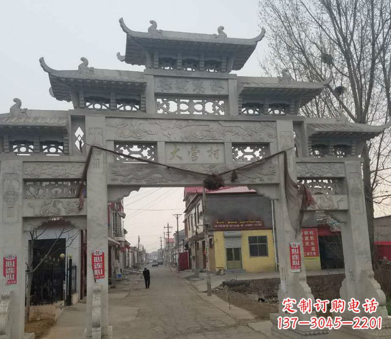 泸州村庄三门石牌坊石雕传承古老文化