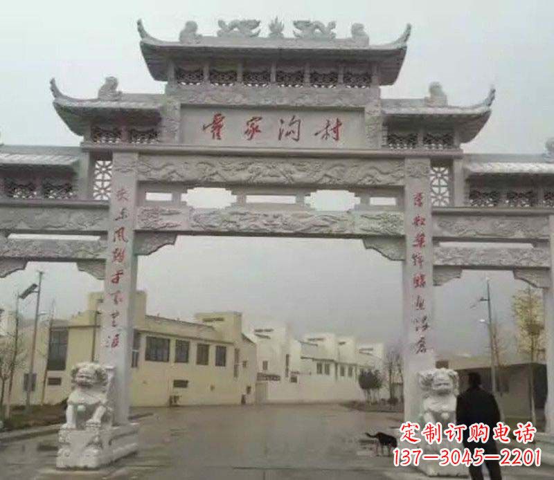 泸州村庄三门石牌坊雕塑的历史与文化