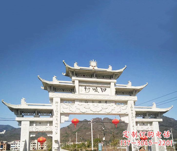泸州村庄的牌坊雕塑
