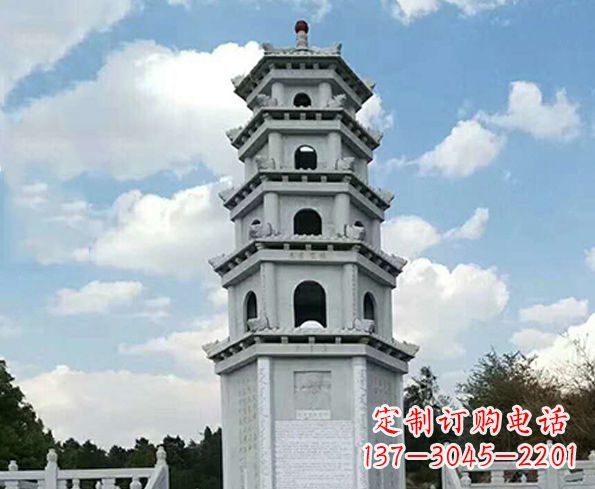 泸州神秘的宝塔雕塑