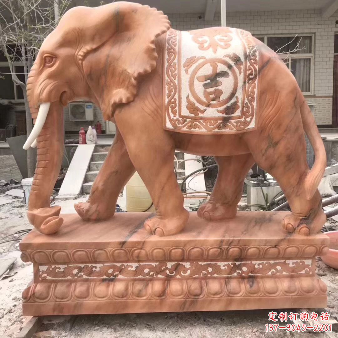 泸州欣赏传统工艺精湛的大象雕塑