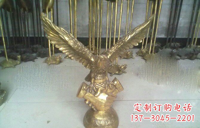 泸州大展宏图老鹰铜雕展现雄鹰的威严和气势