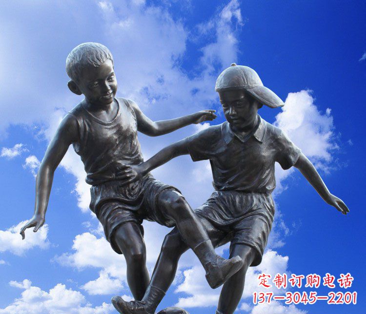 泸州校园玻璃钢仿铜儿童踢球景观雕塑