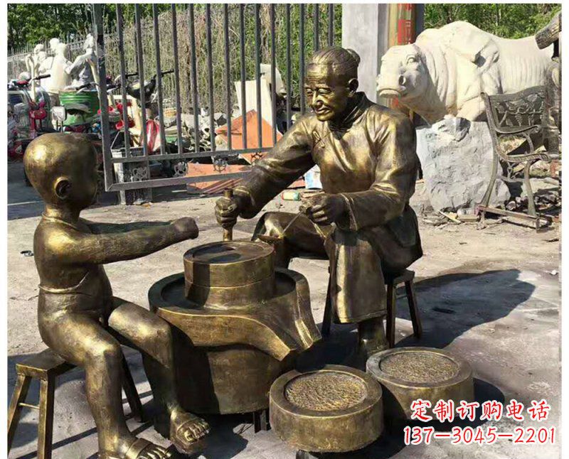 泸州传承传统,细节丰富的把老人磨豆浆雕塑