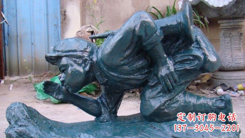 泸州传统文化符号——小红军冲锋号雕塑