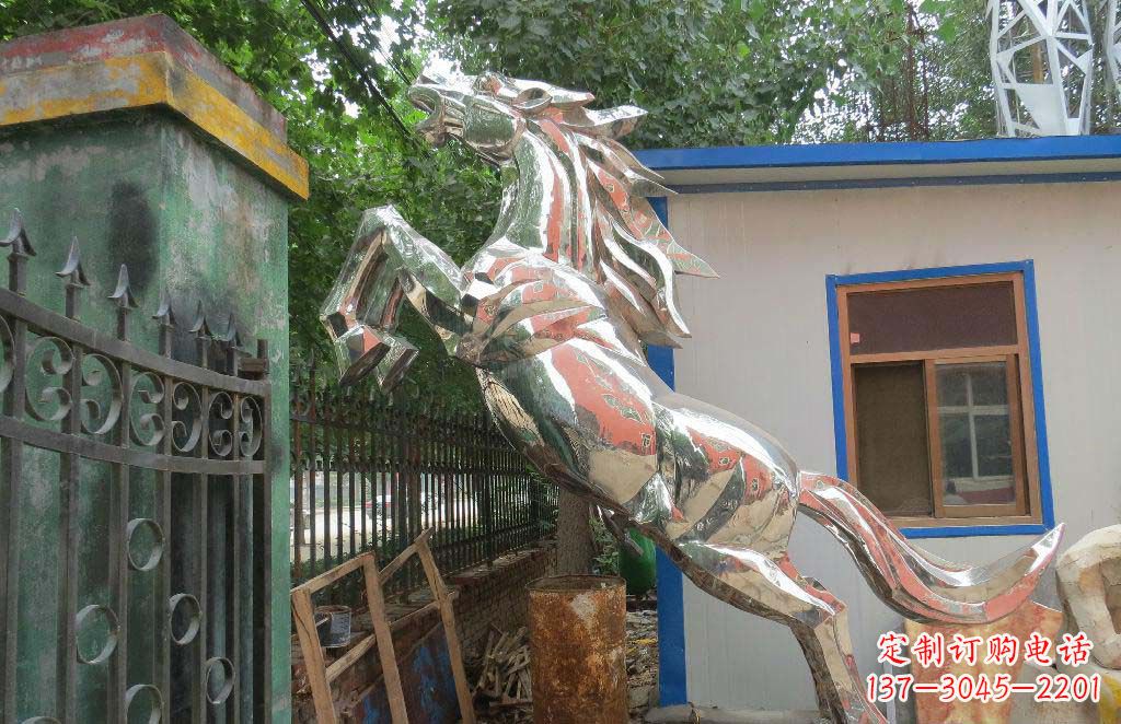 泸州优雅凌厉的不锈钢奔跑马雕塑
