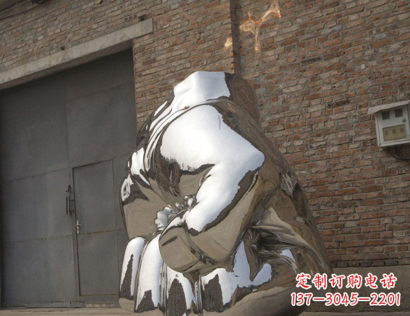 泸州冰冷威力,让精神抖动的不锈钢拳头雕塑