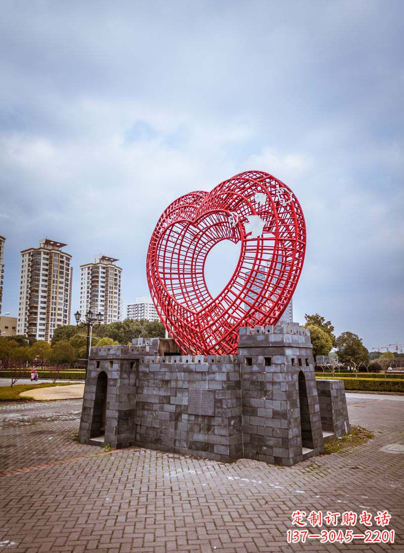 泸州拥抱和平的心以心型和平鸽雕塑传递心意