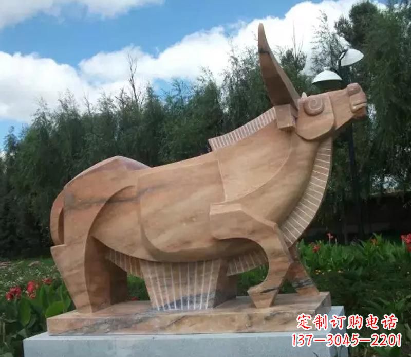 泸州公园抽象动物牛石雕