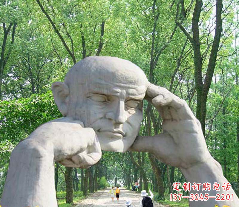 泸州公园抽象人物拱门石雕