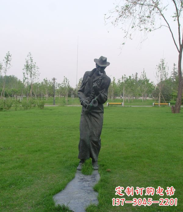 泸州公园吹萨克斯人物铜雕