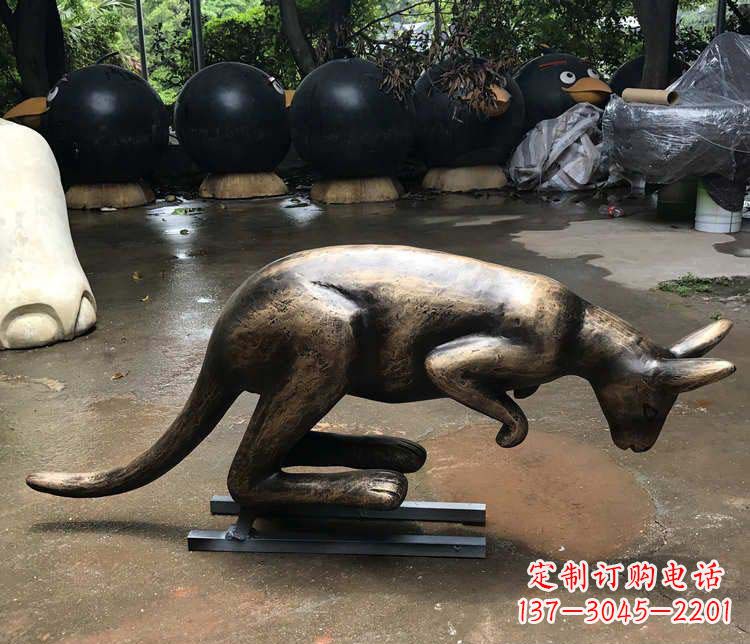 泸州公园袋鼠动物铜雕