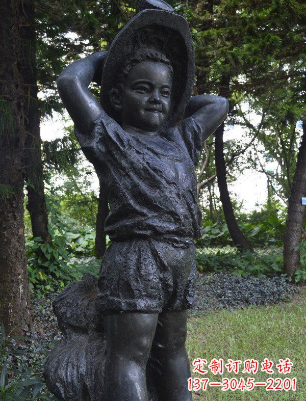 泸州优雅童子·少年戴草帽铜雕