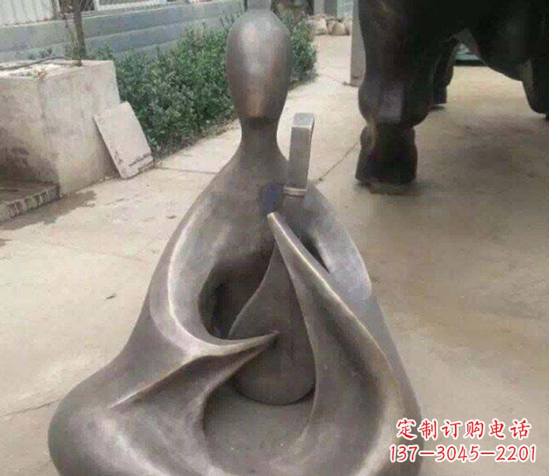 泸州抽象景观弹琵琶铜雕