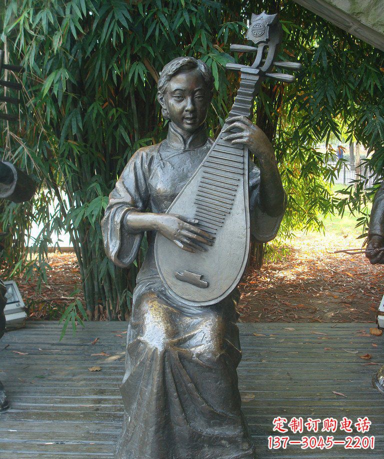 泸州精美绝伦的琵琶女郎铜雕
