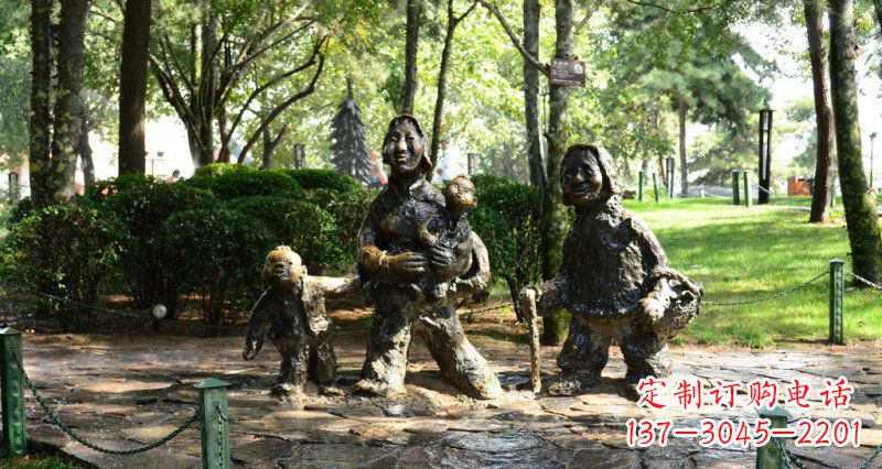 泸州公园赶路的抽象妇女和小孩小品铜雕