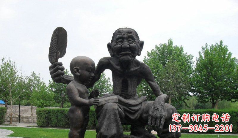 泸州公园给孙子扇风的老人小品铜雕