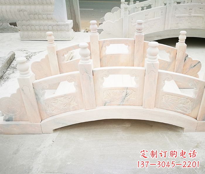 泸州红石拱桥雕塑——浪漫交织,美景永相伴