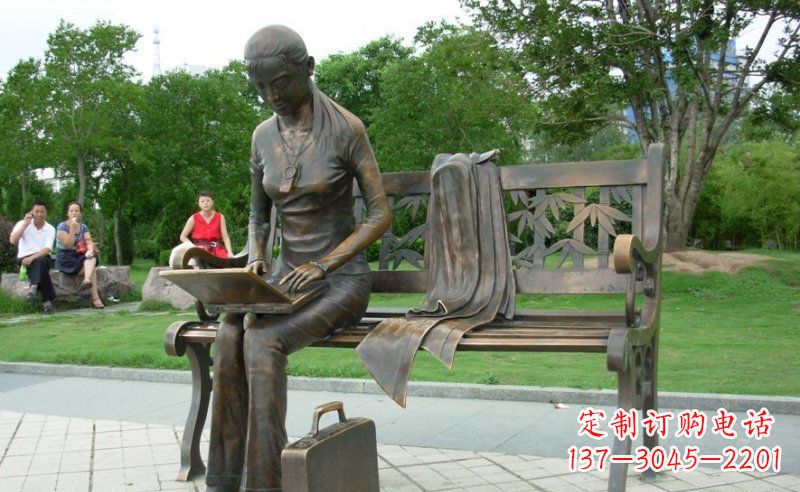 泸州公园看电脑的女孩人物铜雕