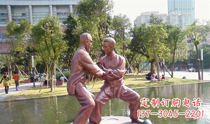 泸州公园练太极拳的人物铜雕