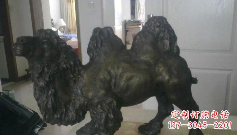 泸州室外骆驼铜雕塑,为公园景观增添美感