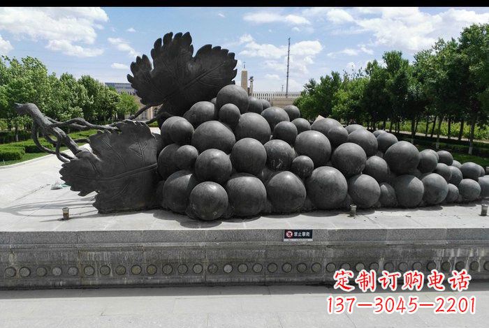 泸州公园葡萄铜雕