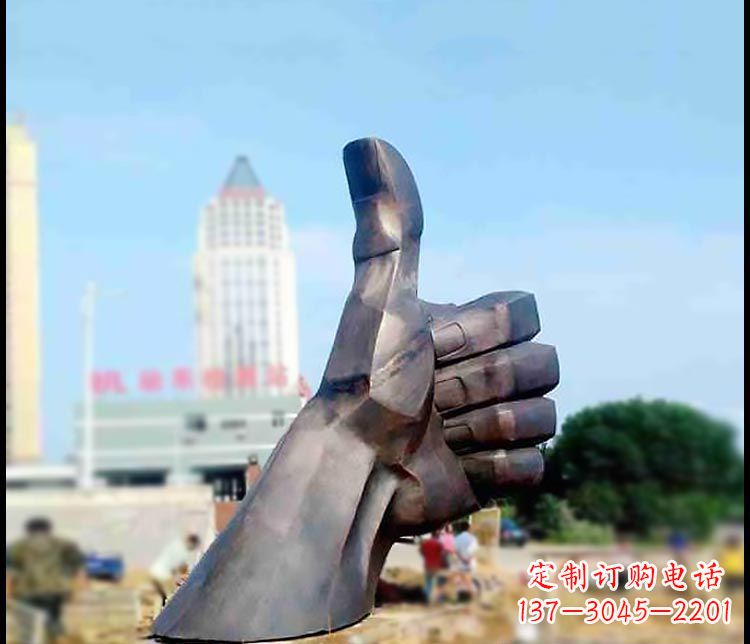 泸州公园竖大拇指铜雕