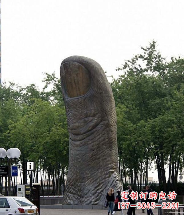 泸州公园竖着的大拇指景观铜雕