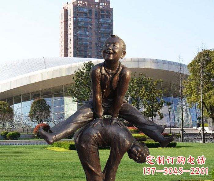 泸州童趣十足的山羊铜雕