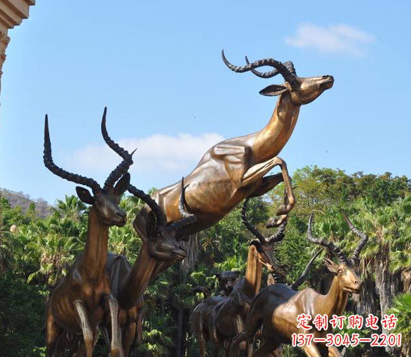 泸州公园铜雕奔跑的羚羊