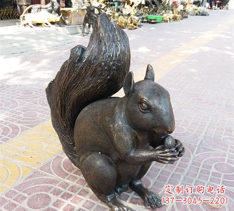 泸州令人惊叹的松鼠铜雕塑