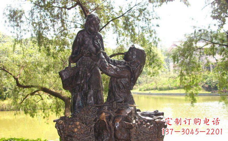 泸州温馨铜雕公园里喂母亲吃荔枝的女孩