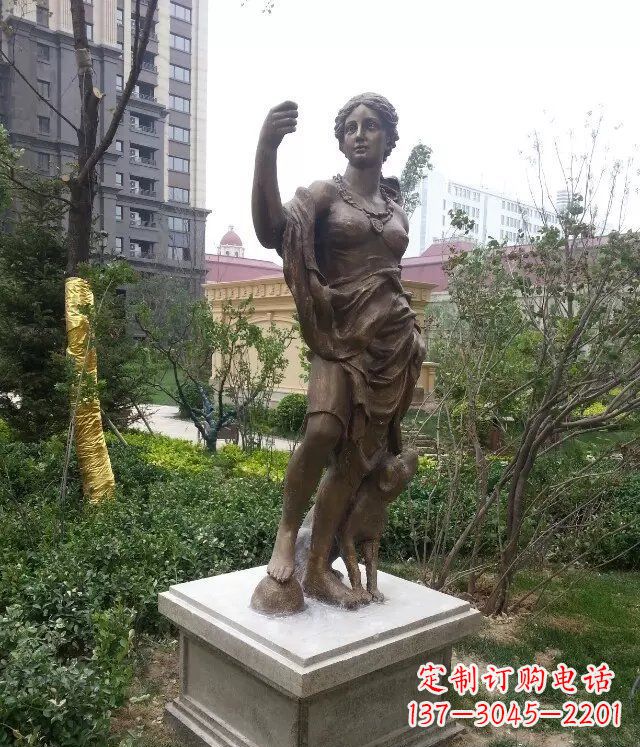 泸州西方女性人物铜雕 象征着勇气与力量