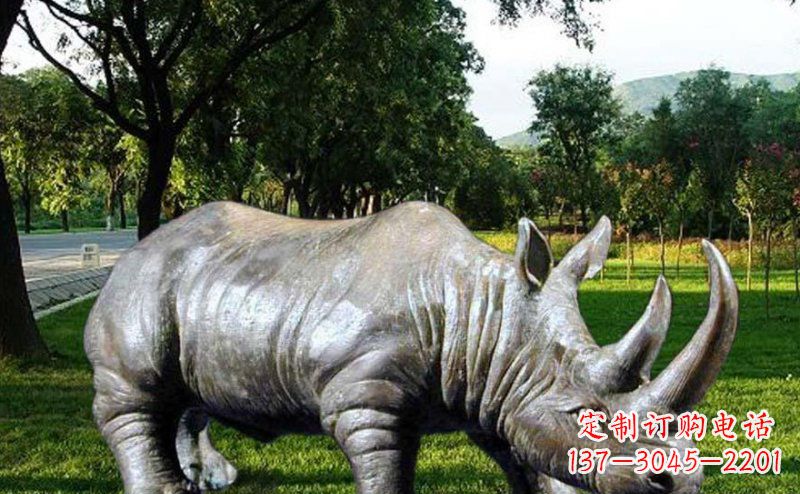 泸州新题目犀牛玻璃钢雕塑——给公园增添独特美感