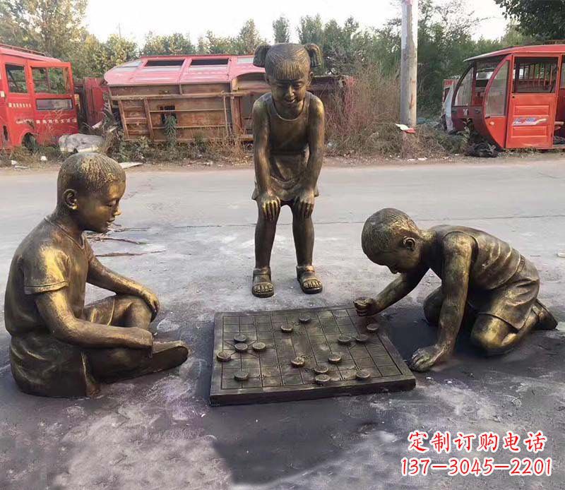 泸州公园下象棋的儿童小品铜雕