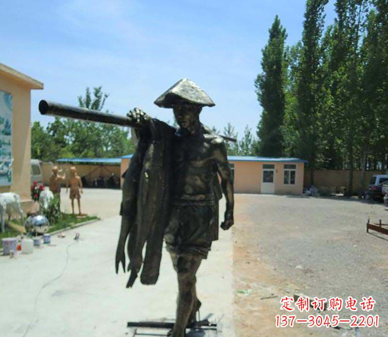泸州传承古老文化的渔民雕塑